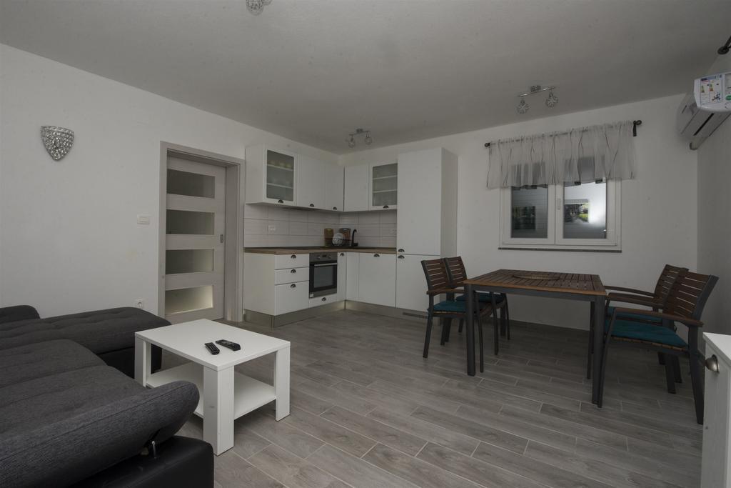 Apartment Jure Slatine Buitenkant foto